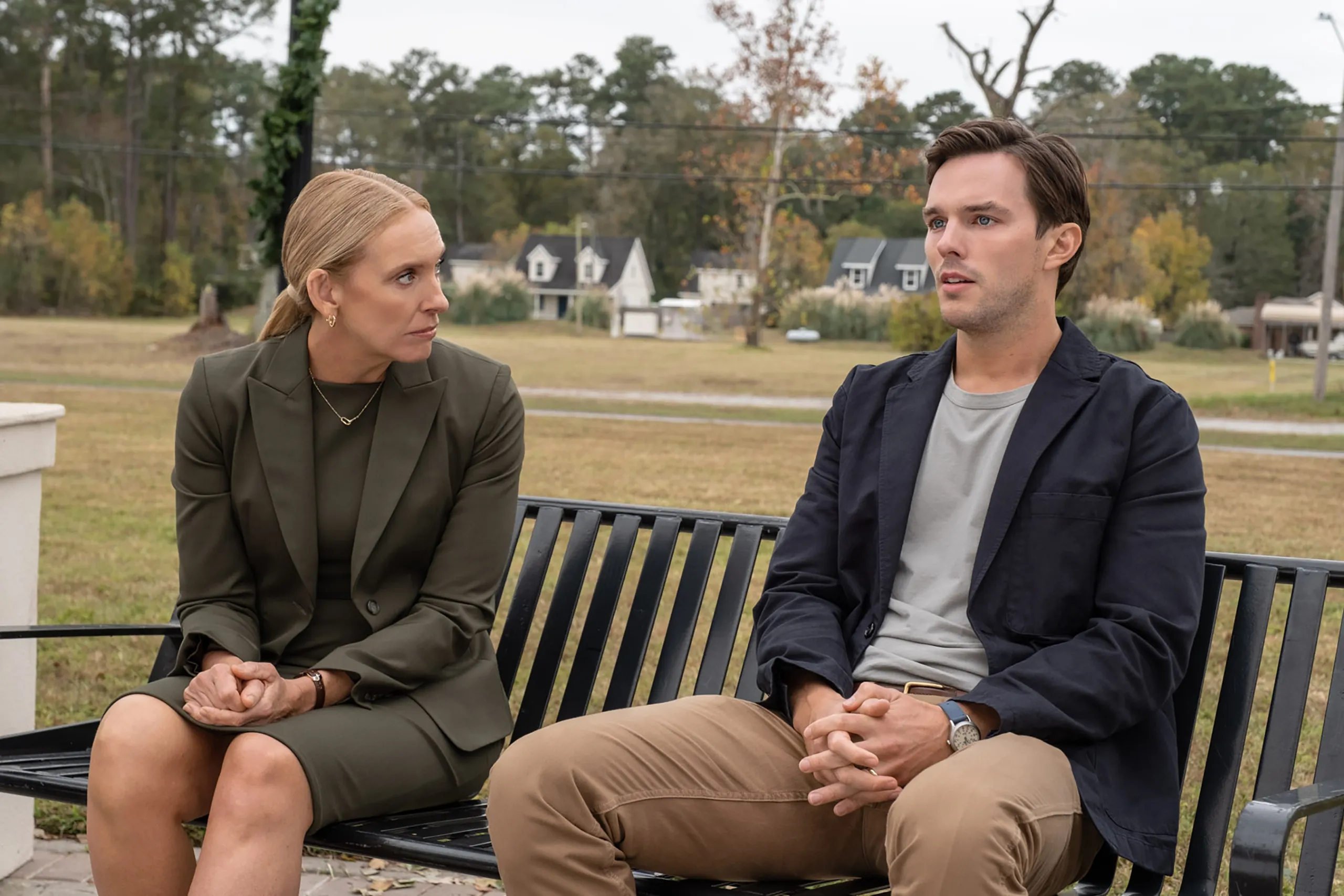 Toni Collette a Nicholas Hoult ve filmu <b><i>Juror #2</i></b> (r. Clint Eastwood, 2024). Zdroj Warner Bros.