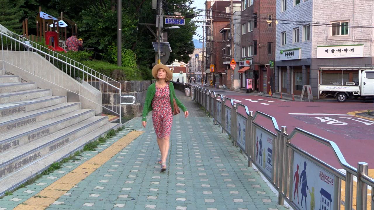 Isabelle Huppert ve filmu <b><i>Nalezeno v překladu</i></b> (r. Hong Sang-soo, 2024). Zdroj Film Europe