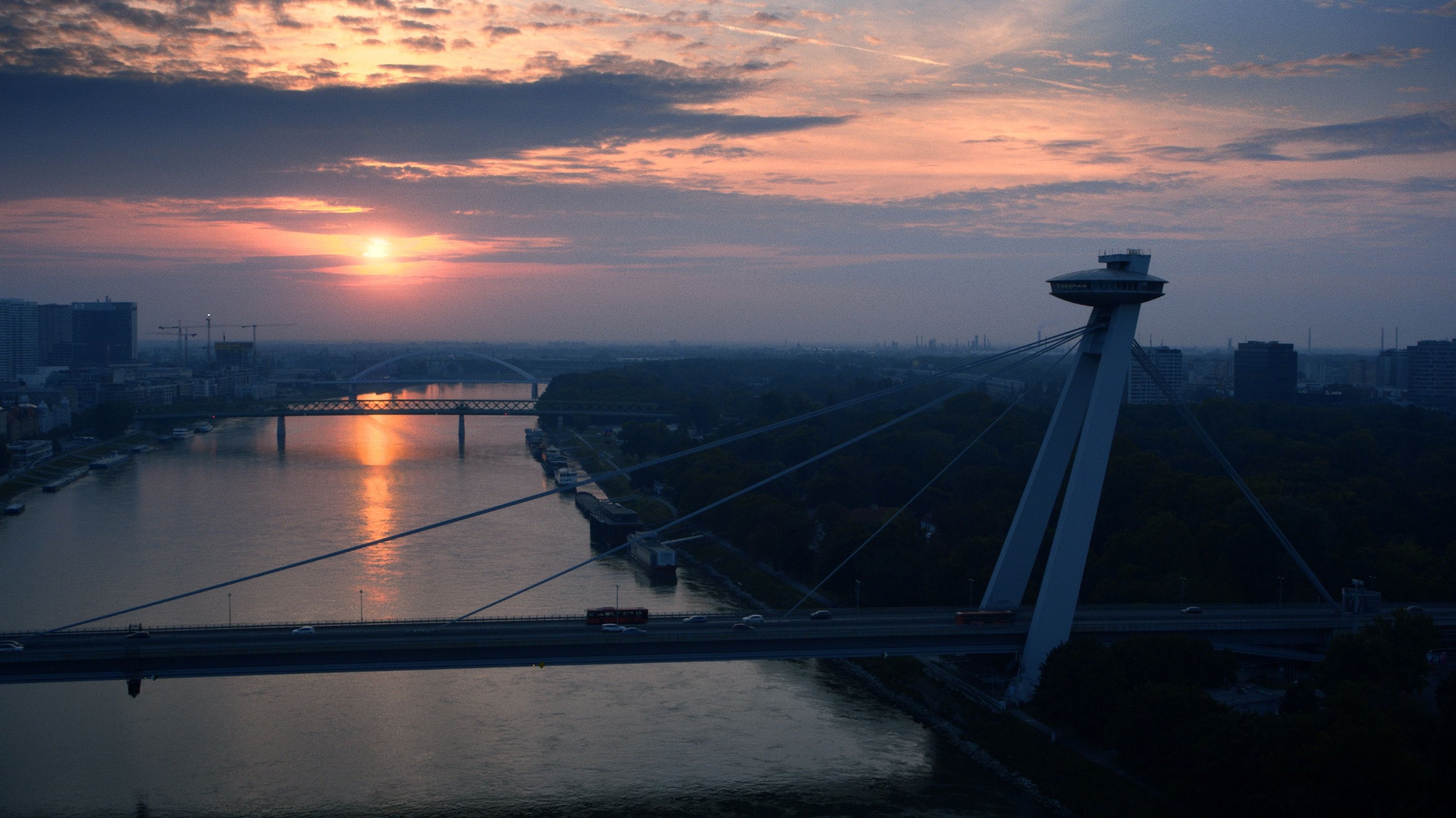 Most Slovenského národního povstání. Autoři stavby: Arpád Tesár, Jozef Lacko, Ivan Slameň. Z filmu <b><i>Architektura ČSSR 58–89</i></b>. Zdroj Aerofilms